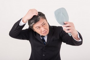 薄毛を気にする男性