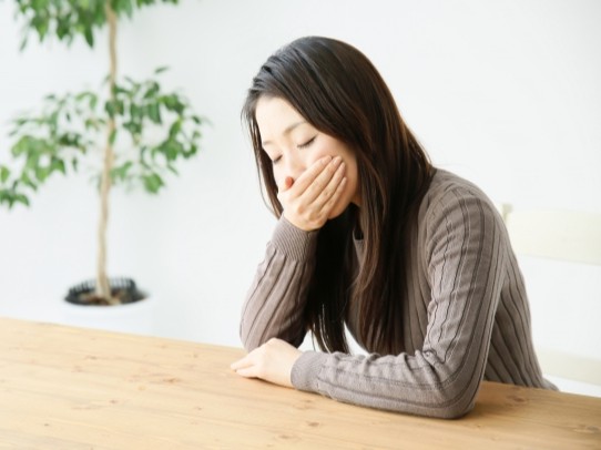 咳きこむ女性