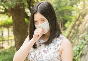 咳きこむ女性