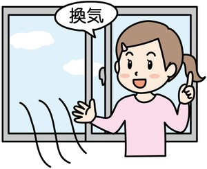 換気する女性