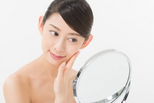 鏡に見とれる女性