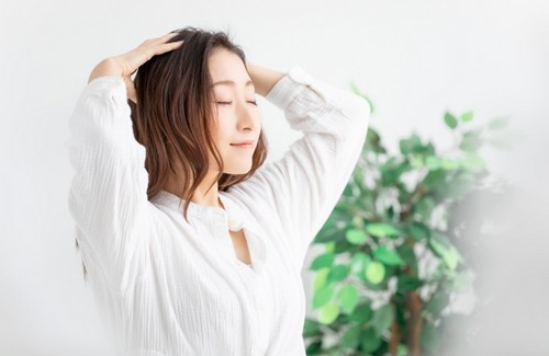 頭皮マッサージの女性